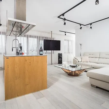 Inpoint Luxury Center Pool & Gym Apartment *